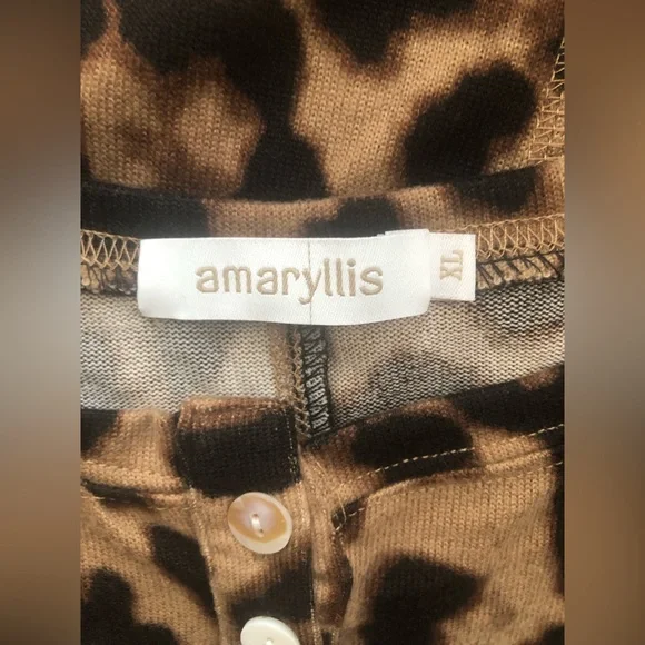 New Amaryllis Apparel Women's Shirt Brown XL Henley Hi Low Tunic Leopard Design - Picture 13 of 15